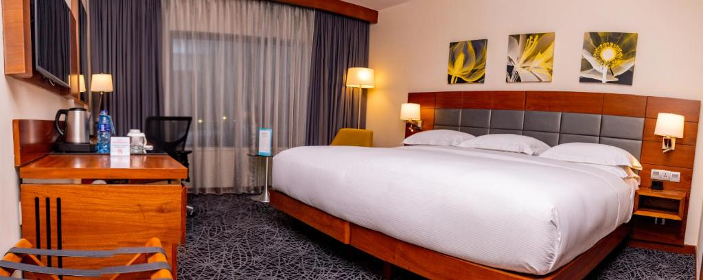 Hilton Deluxe Suite (King room)